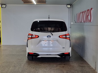 2015 Toyota Sienta - Thumbnail