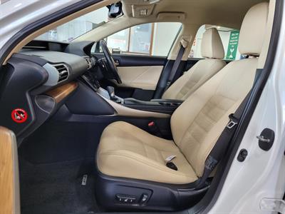 2013 Lexus IS 300h - Thumbnail