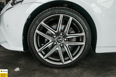 2013 Lexus IS 300h - Thumbnail