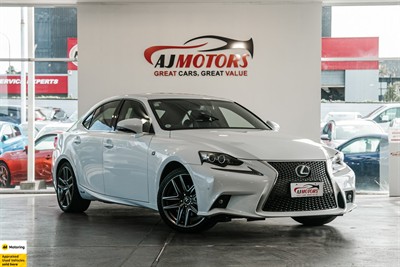2013 Lexus IS 300h - Thumbnail