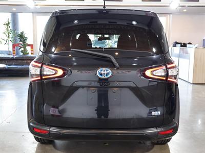 2016 Toyota Sienta - Thumbnail