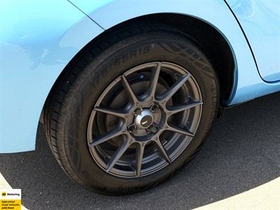 2013 Toyota Aqua - Thumbnail