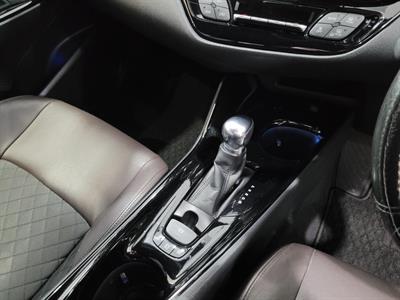 2017 Toyota C-HR - Thumbnail