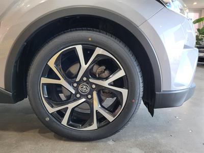 2017 Toyota C-HR - Thumbnail