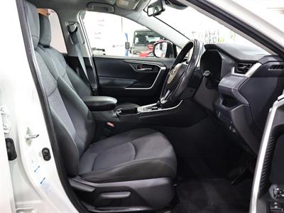 2020 Toyota RAV4 - Thumbnail