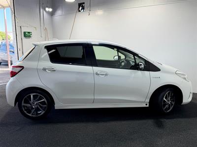 2017 Toyota Vitz - Thumbnail