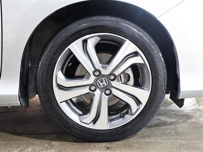 2015 Honda Grace - Thumbnail