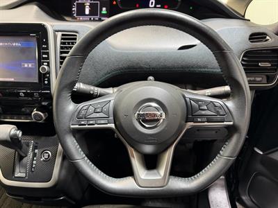 2017 Nissan Serena - Thumbnail