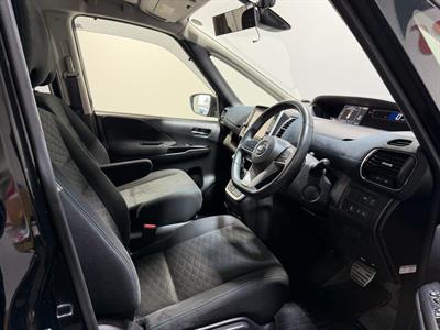 2017 Nissan Serena - Thumbnail