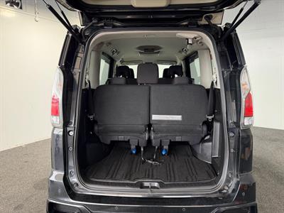2017 Nissan Serena - Thumbnail