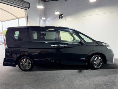 2017 Nissan Serena - Thumbnail