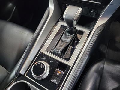 2023 Mitsubishi Pajero Sport - Thumbnail