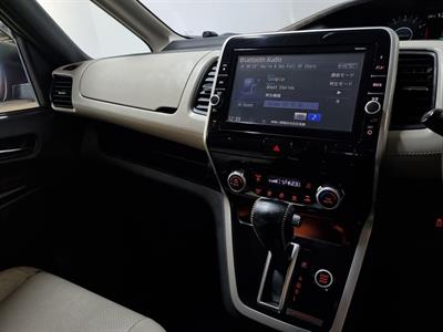 2016 Nissan Serena - Thumbnail