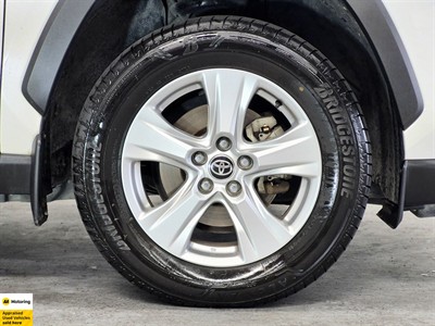 2020 Toyota RAV4 - Thumbnail