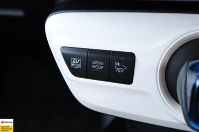 2017 Toyota Prius - Thumbnail