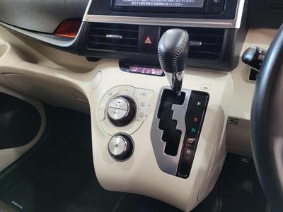 2015 Toyota Sienta - Thumbnail