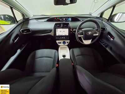 2016 Toyota Prius - Thumbnail