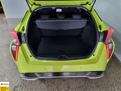 2016 Toyota Prius - Thumbnail