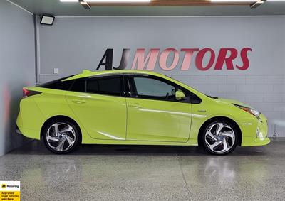 2016 Toyota Prius - Thumbnail