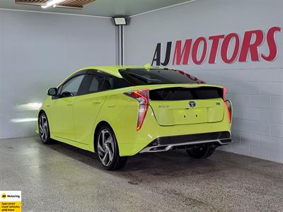 2016 Toyota Prius - Thumbnail