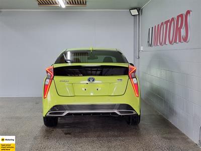 2016 Toyota Prius - Thumbnail