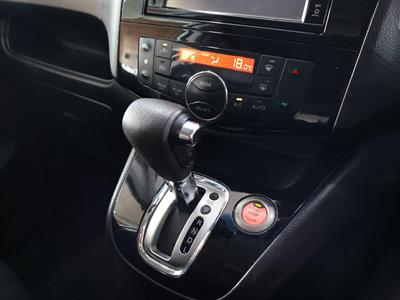 2015 Nissan Serena - Thumbnail