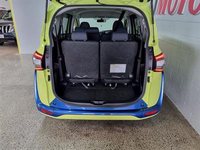 2016 Toyota Sienta - Thumbnail