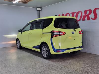 2016 Toyota Sienta - Thumbnail