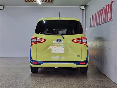 2016 Toyota Sienta - Thumbnail