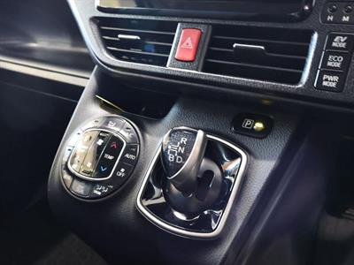 2015 Toyota Noah - Thumbnail