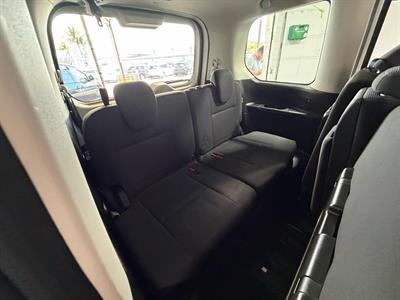 2017 Nissan Serena - Thumbnail