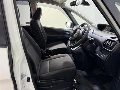 2017 Nissan Serena - Thumbnail