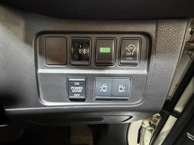 2017 Nissan Serena - Thumbnail