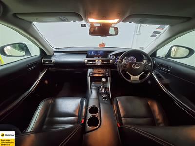 2013 Lexus IS 300h - Thumbnail