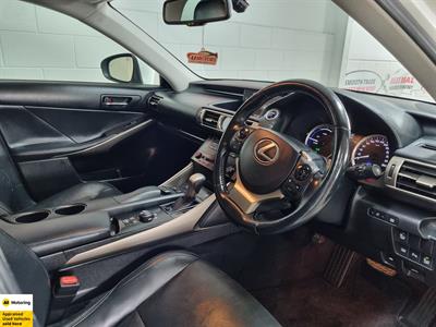2013 Lexus IS 300h - Thumbnail