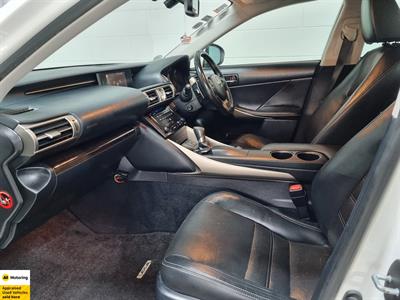 2013 Lexus IS 300h - Thumbnail