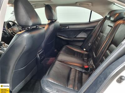 2013 Lexus IS 300h - Thumbnail