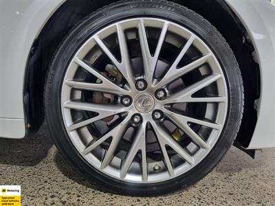 2013 Lexus IS 300h - Thumbnail