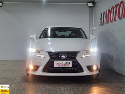 2013 Lexus IS 300h - Thumbnail
