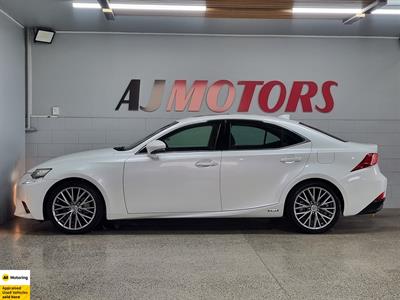 2013 Lexus IS 300h - Thumbnail