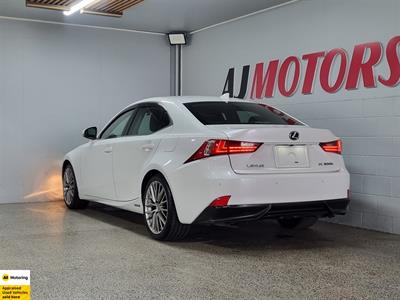 2013 Lexus IS 300h - Thumbnail