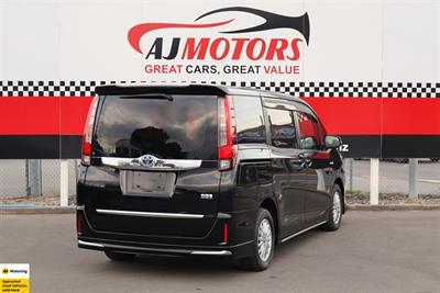 2014 Toyota Noah - Thumbnail