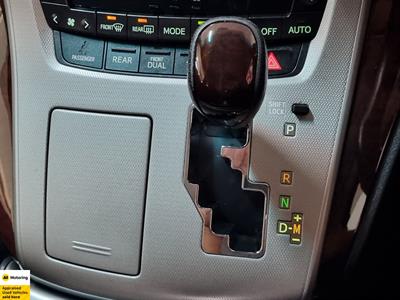 2012 Toyota Vellfire - Thumbnail