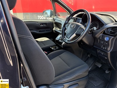 2015 Toyota Esquire - Thumbnail