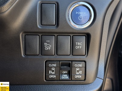 2015 Toyota Esquire - Thumbnail