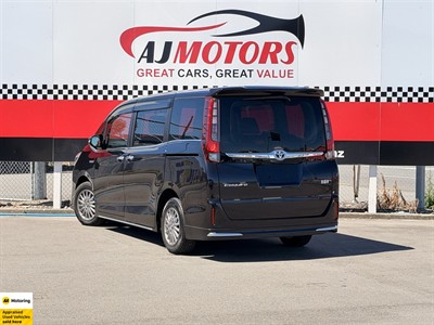 2015 Toyota Esquire - Thumbnail