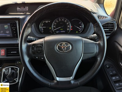 2015 Toyota Esquire - Thumbnail