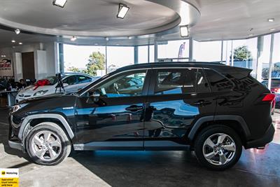 2020 Toyota RAV4 - Thumbnail