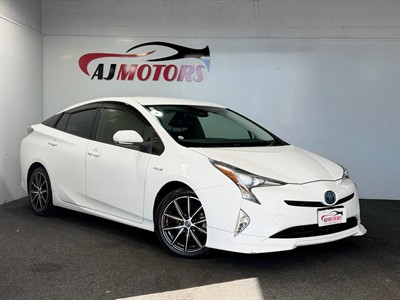 2016 Toyota Prius - Thumbnail