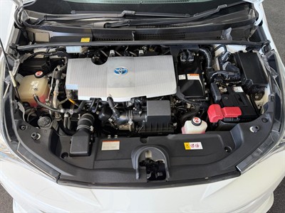 2016 Toyota Prius - Thumbnail